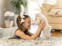 白色博美犬成年后能长到多大,适合有孩子的家庭吗?