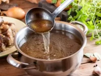 狗狗可以喝什么骨头汤?最适合狗的骨头汤及其健康益处