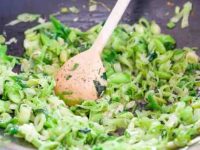 狗狗可以吃韭菜吗?有什么风险和益处?